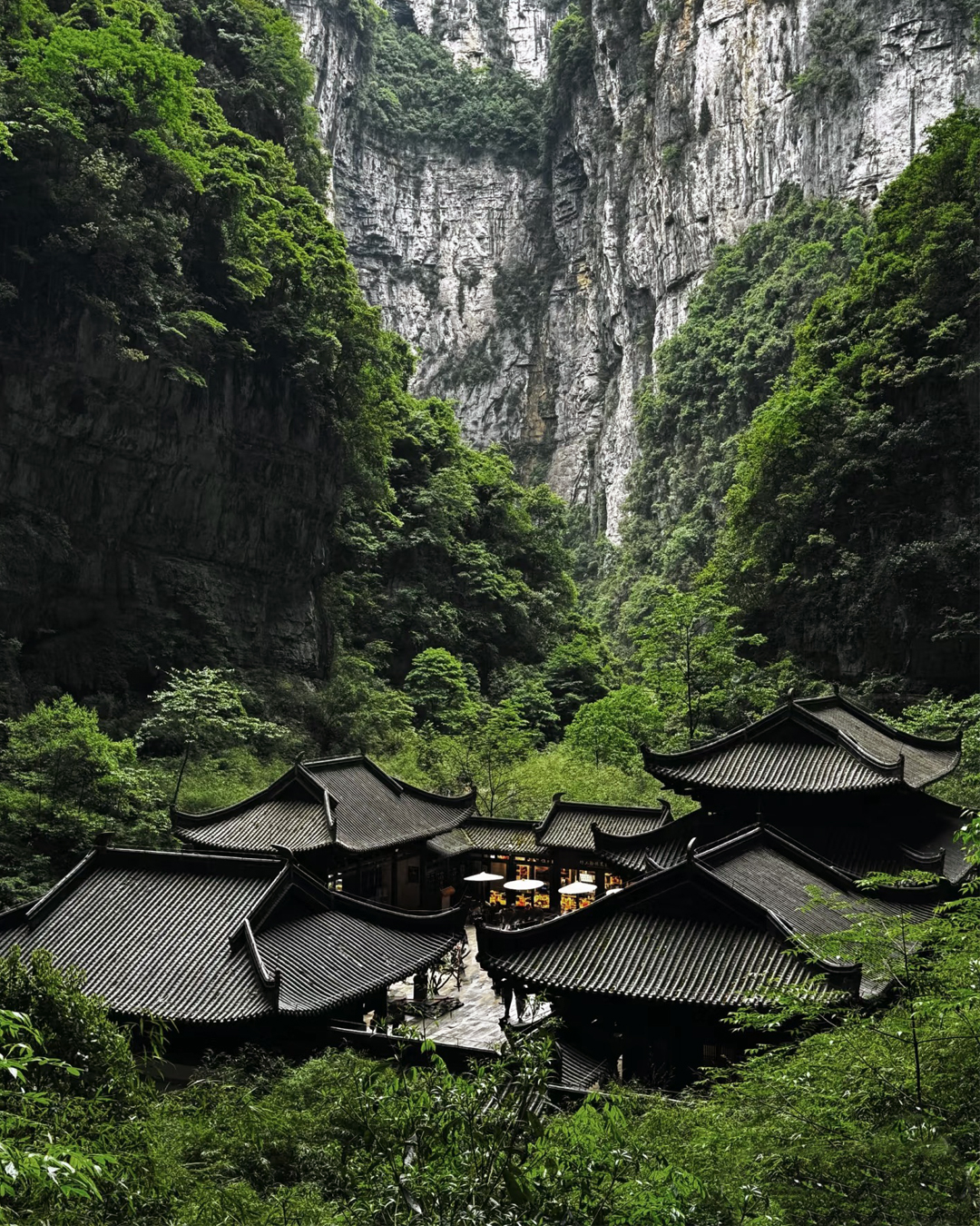 Specific description of the image, location, style